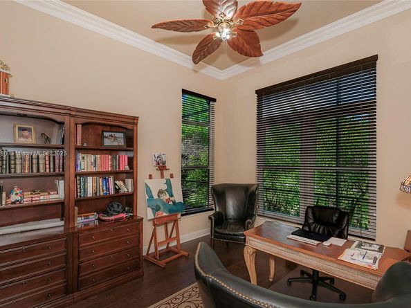 561 E Enclave Cir E, Pembroke Pines FL 33027