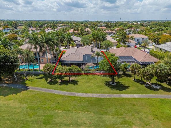 561 E Enclave Cir E, Pembroke Pines FL 33027