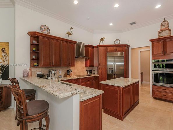 561 E Enclave Cir E, Pembroke Pines FL 33027