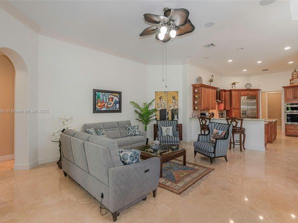 561 E Enclave Cir E, Pembroke Pines FL 33027