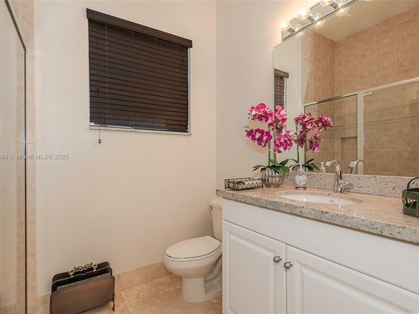 561 E Enclave Cir E, Pembroke Pines FL 33027