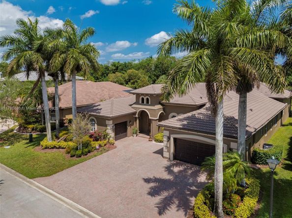 561 E Enclave Cir E, Pembroke Pines FL 33027