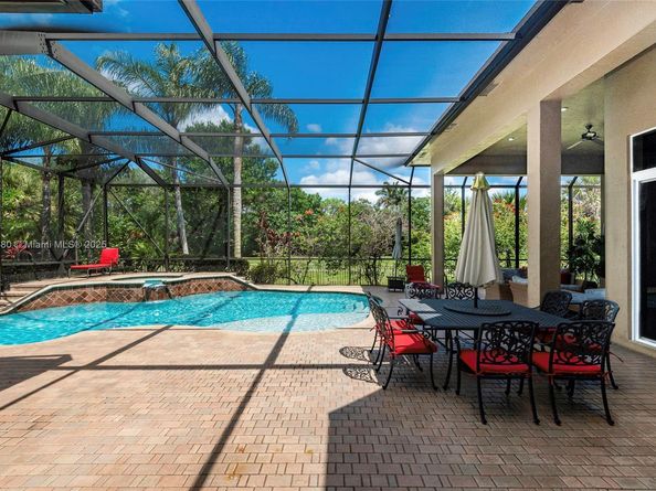 561 E Enclave Cir E, Pembroke Pines FL 33027