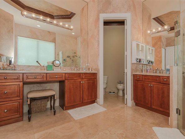 561 E Enclave Cir E, Pembroke Pines FL 33027