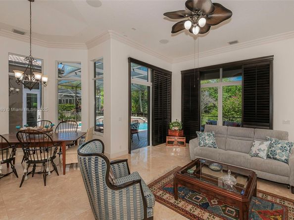 561 E Enclave Cir E, Pembroke Pines FL 33027