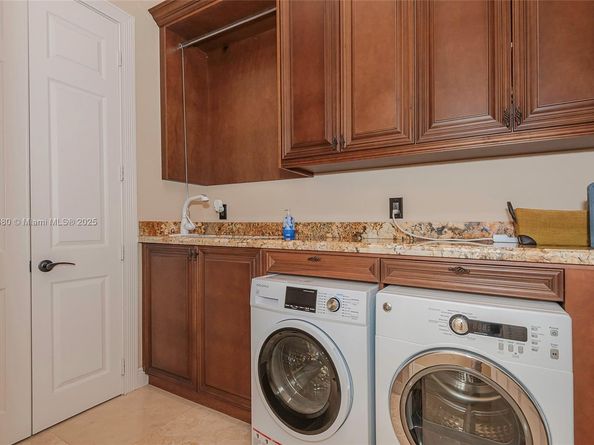 561 E Enclave Cir E, Pembroke Pines FL 33027