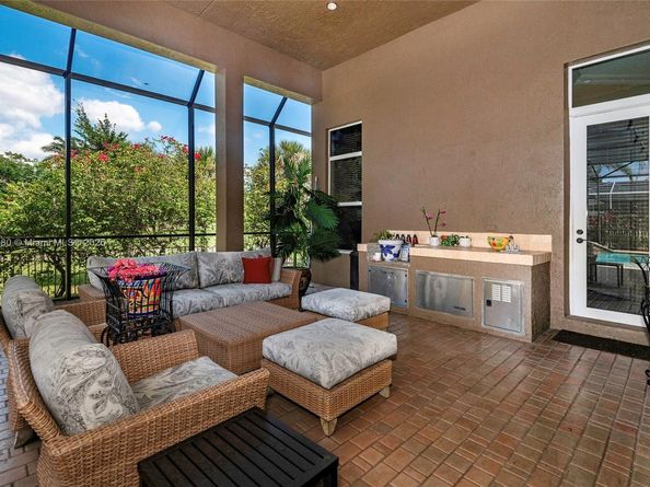 561 E Enclave Cir E, Pembroke Pines FL 33027