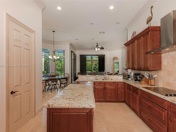 561 E Enclave Cir E, Pembroke Pines FL 33027
