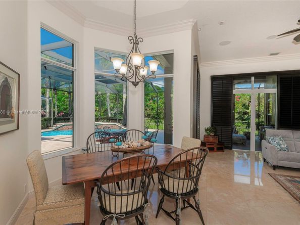 561 E Enclave Cir E, Pembroke Pines FL 33027