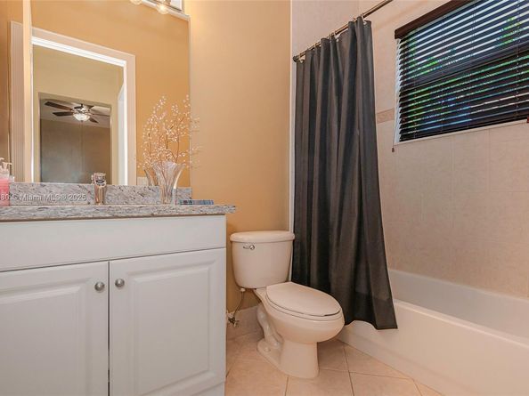 561 E Enclave Cir E, Pembroke Pines FL 33027