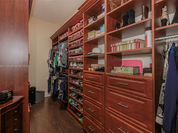 561 E Enclave Cir E, Pembroke Pines FL 33027