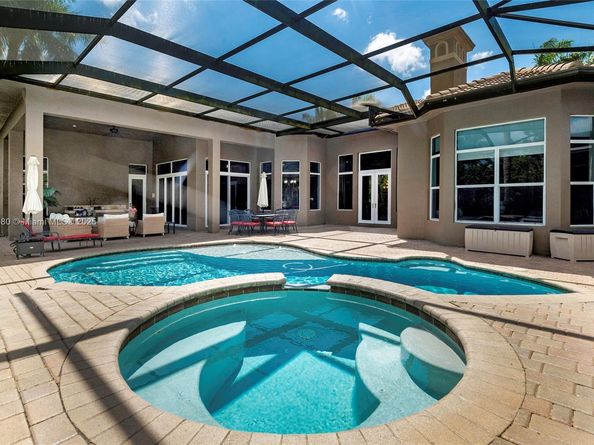 561 E Enclave Cir E, Pembroke Pines FL 33027