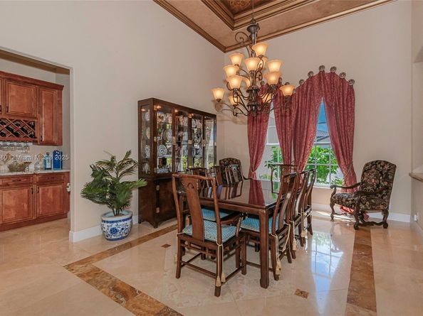 561 E Enclave Cir E, Pembroke Pines FL 33027