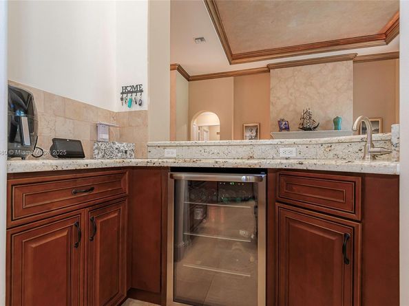 561 E Enclave Cir E, Pembroke Pines FL 33027