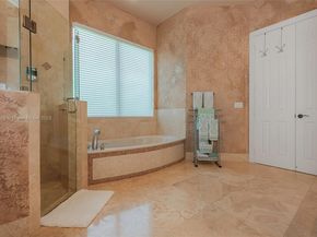 561 E Enclave Cir E, Pembroke Pines FL 33027