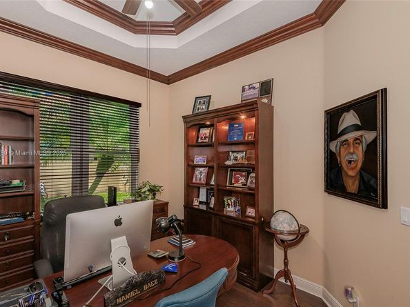 561 E Enclave Cir E, Pembroke Pines FL 33027