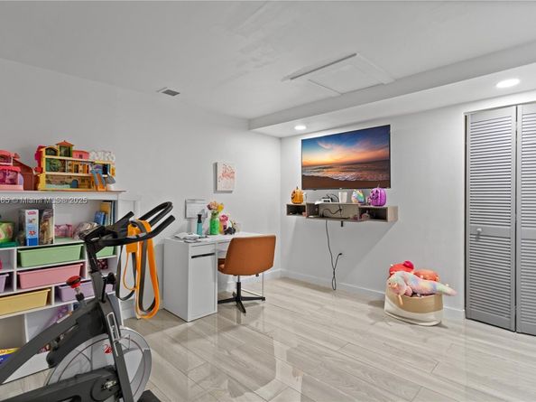 949 SW 113th Ter, Pembroke Pines FL 33025