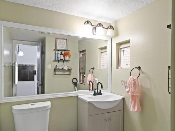 949 SW 113th Ter, Pembroke Pines FL 33025