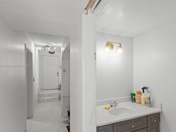 949 SW 113th Ter, Pembroke Pines FL 33025