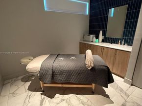 90 SW 3rd St 3601, Miami FL 33130