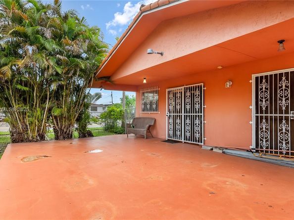 198 W 39th Pl, Hialeah FL 33012