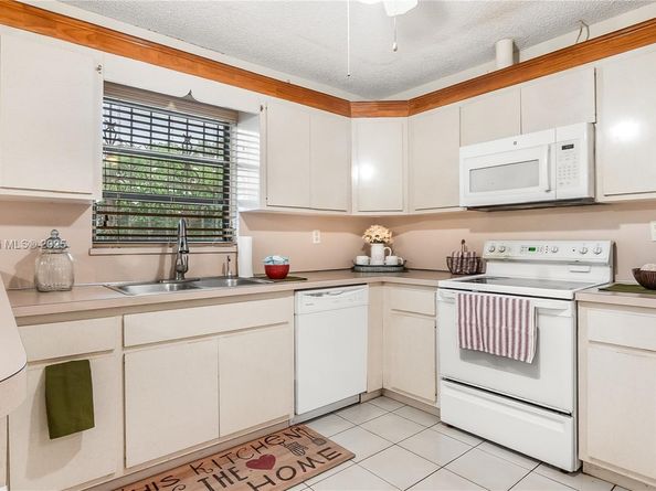 198 W 39th Pl, Hialeah FL 33012