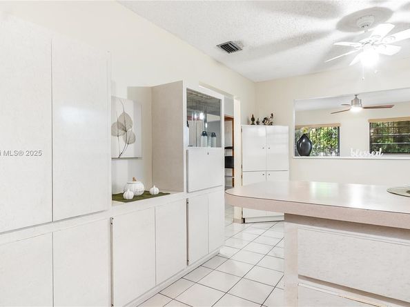 198 W 39th Pl, Hialeah FL 33012