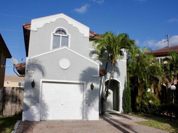 909 NE 41st Ter, Homestead FL 33033