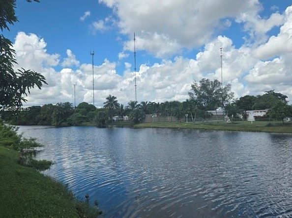 11 NE 204th St 25, Miami Gardens FL 33179