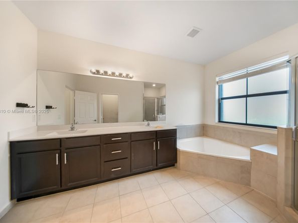 10521 W 35th Way, Hialeah FL 33018