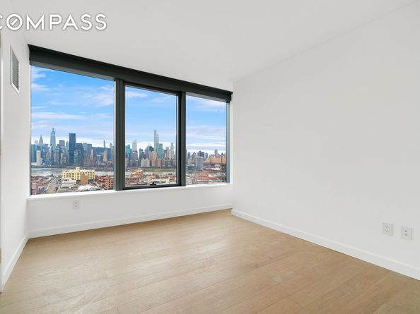 3 Court Square 2911, Queens NY 11101