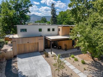 864 Iris Avenue