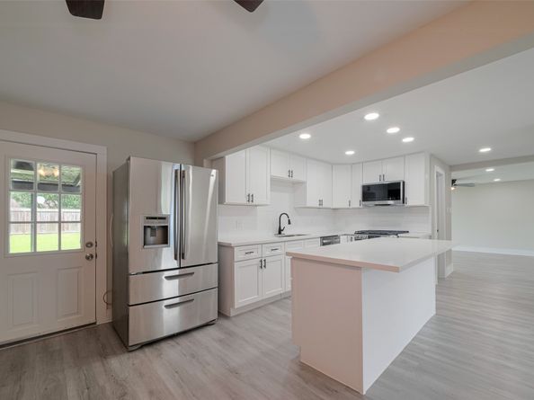 1985 Sherwood Forest Street, Houston TX 77043