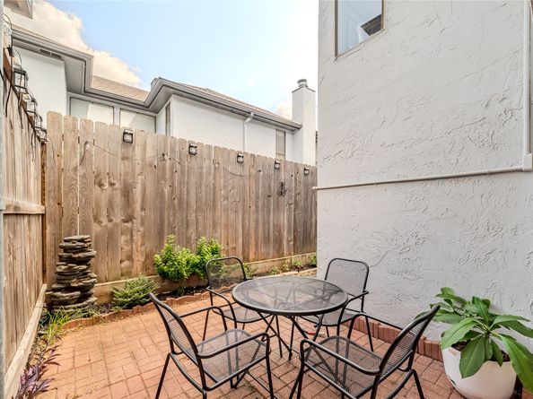 1914 Augusta Drive 15, Houston TX 77057