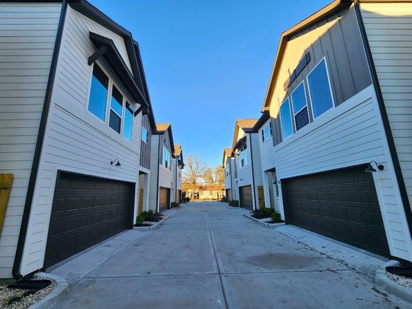 615 Northew Street K, Houston TX 77091