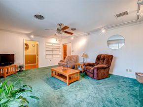6730 Lindyann Lane, Houston TX 77008