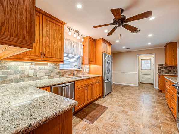 6730 Lindyann Lane, Houston TX 77008