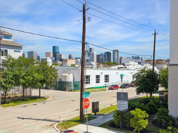 2216 Dennis Street, Houston TX 77004