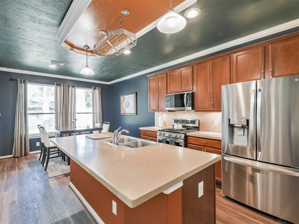 102 W Twinvale Loop, The Woodlands TX 77384