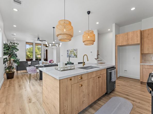 1122 W 17th Street D, Houston TX 77008