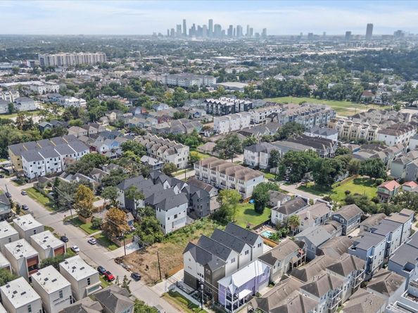 1122 W 17th Street D, Houston TX 77008