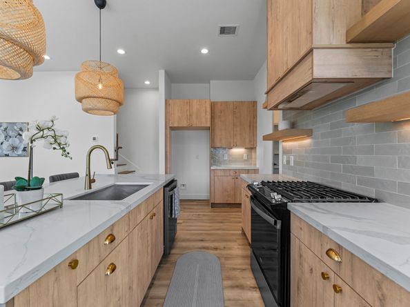 1122 W 17th Street D, Houston TX 77008