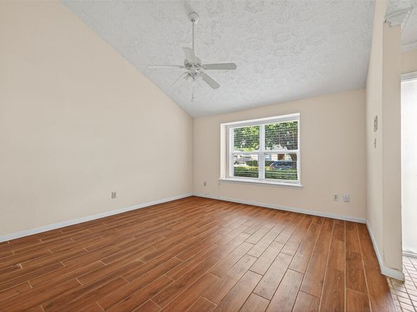 10913 Bexley Drive 913, Houston TX 77099