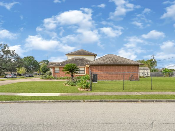 8135 Glenbrook Drive, Houston TX 77017