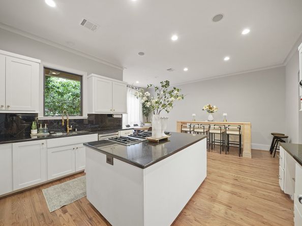 2218 Nantucket Drive, Houston TX 77057