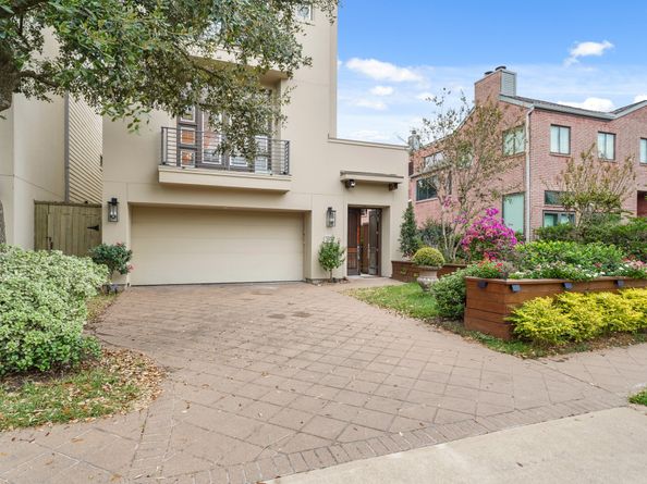 2218 Nantucket Drive, Houston TX 77057