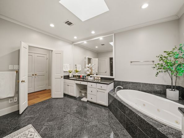 2218 Nantucket Drive, Houston TX 77057