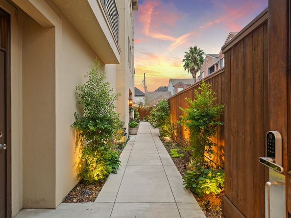 2218 Nantucket Drive, Houston TX 77057