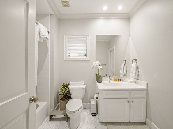 2218 Nantucket Drive, Houston TX 77057