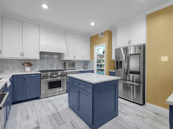 143 S Goldenvine Circle, The Woodlands TX 77382